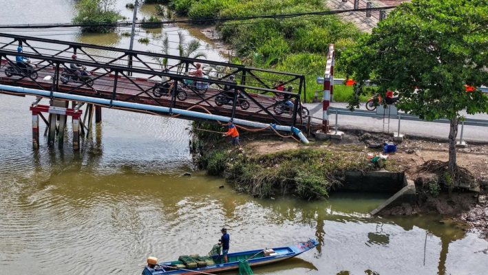 cầu rạch tôm là một trong bốn cây cầu sắt cũ trên trục lê văn lương được tphcm đưa vào kế hoạch thay thế