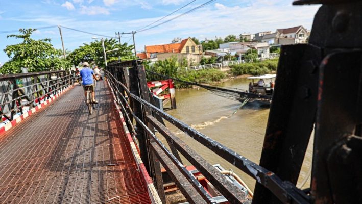 lan can cầu cao hơn 1 mét, nhiều đoạn hở với kích thước lớn gây nguy hiểm.
