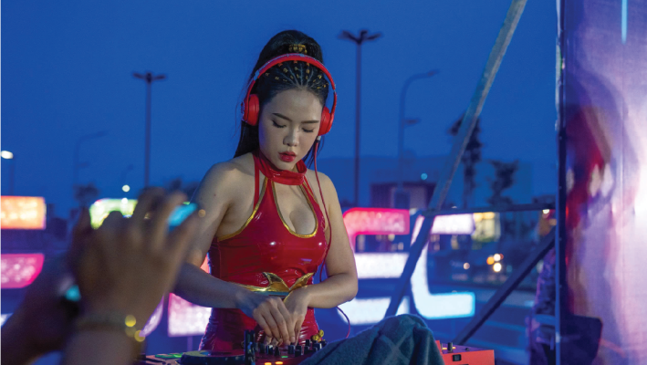 dj mỹ kim góp mặt với tiết mục múa lửa và dj cực "cháy" tại the 826 ec