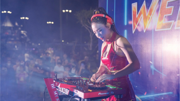 dj mỹ kim góp mặt với tiết mục múa lửa và dj cực "cháy" tại the 826 ec