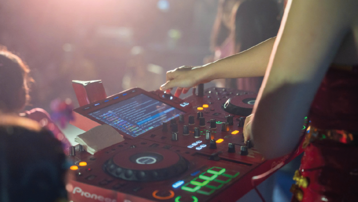 dj mỹ kim góp mặt với tiết mục múa lửa và dj cực "cháy" tại the 826 ec